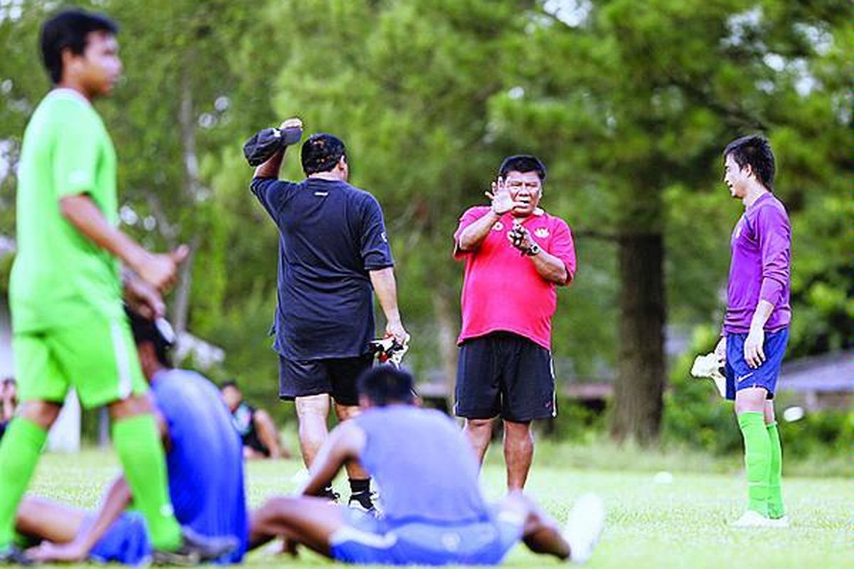 Pelatih timnas Benny Dollo memberi arahan kepada pemain timnas.