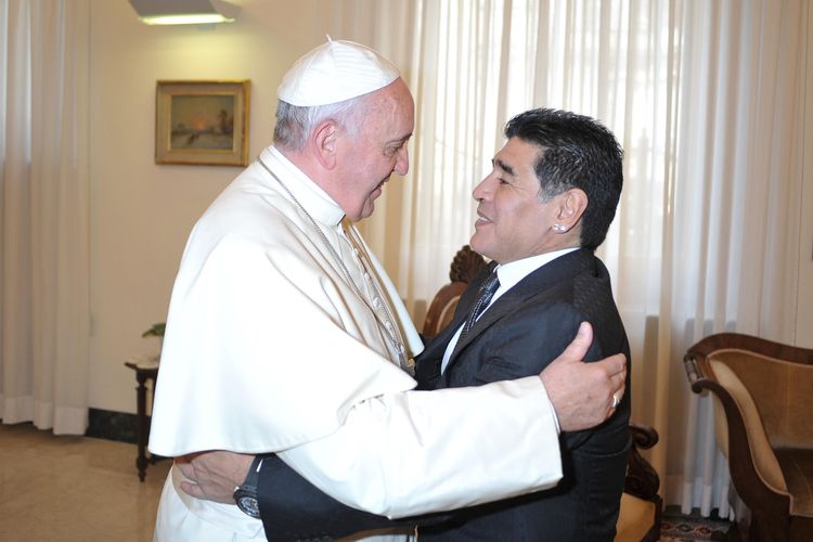 Paus Fransiskus ketika menyambut legenda sepak bola Argentina, Diego Maradona, di Vatikan pada 4 September 2014.