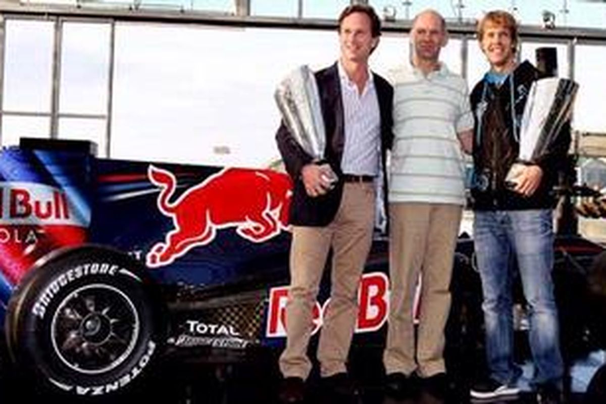 Pebalap Red Bull Racing, Sebastian Vettel (kanan) dan team principal Christian Horner (kiri), serta direktur teknik Adrian Newey, berpose usai Vettel memastikan diri jadi juara dunia F1 2010.