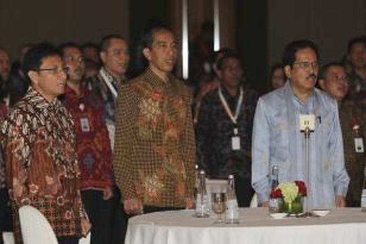 CEO Kompas Gramedia Agung Adiprasetyo (kiri), Presiden Republik Indonesia Joko Widodo (tengah) dan, Menteri Koordinator Bidang Perekonomian Sofyan Djalil saat hadir dalam acara Kompas 100 CEO Forum di Hotel Four Seasons, Jakarta, Jumat (7/11/2014).