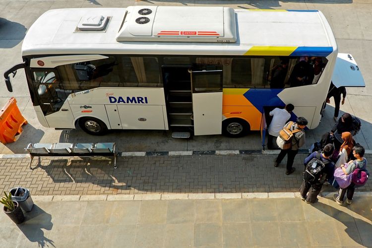 Ilustrasi armada DAMRI yang melayani rute ke Bandara Internasional Soekarno-Hatta di Tangerang, Banten.