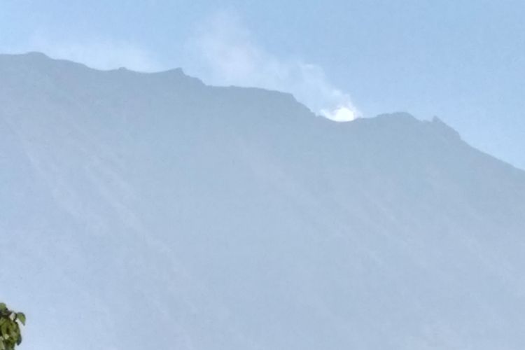 Asap solfatara terlihat menyembur dari puncak gunung Agung pada Jumat (29/9/2019) pagi. Asap terlihat sambung menyambung mengindikasikan rekahan di kawah gununf makin lebar