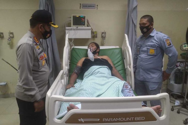 Kaporlestabes Palembang Kombes Pol AnomSetiyadji saat membesuk Bripka Muhammad Reza yang menjadi korban amukan massa karena dikira adalah rekan pelaku jambret, Kamis (24/9/2020).