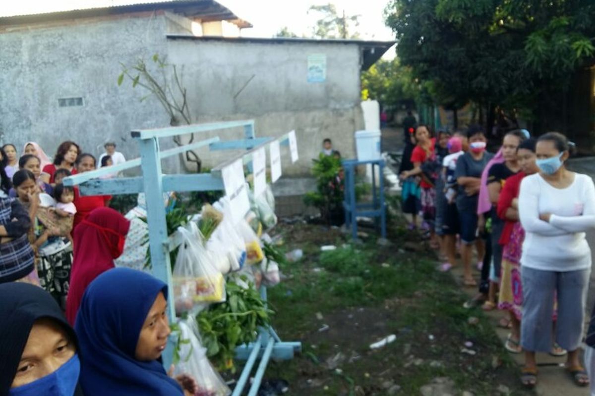 Warga Kampung Cilalung, Jombang Ciputat, Tangerang Selatan membantu warga setempat terdampak Covid-19 dengan membagikan sayur setiap pagi yang sudah berlangsung sejak Sabtu (16/5/2020). Bantuan tersebut dilakukan dengan cara menggantungkan sayuran di sebuah kayu yang menyerupai jemuran dan dapat diambil warga secara gratis. 