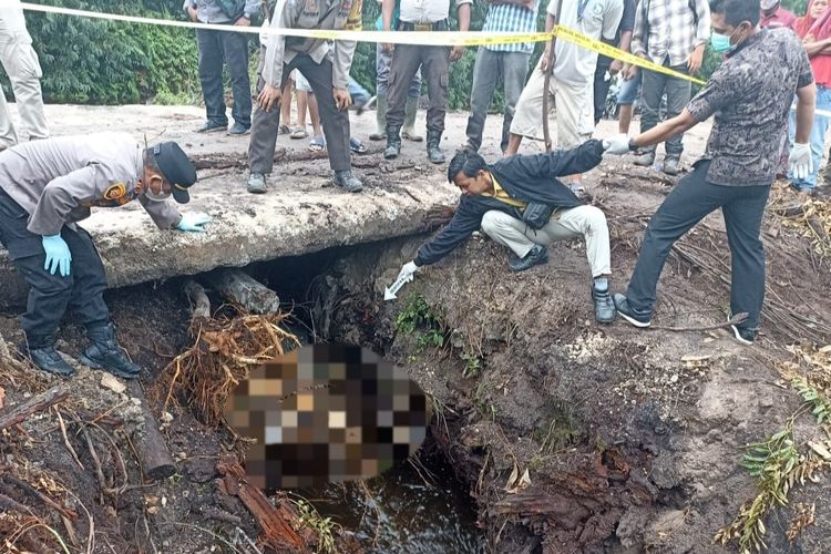 Petugas kepolisian saat melakukan olah TKP kasus wanita dibunuh suami dan dua anaknya di Kota Dumai, Riau, Jumat (25/8/2023).