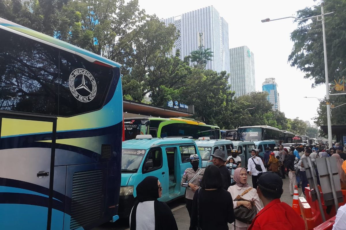Lalu lintas di Jalan Merdeka Selatan, Jakarta pusat macet total pada Selasa (1/7/2025) siang.