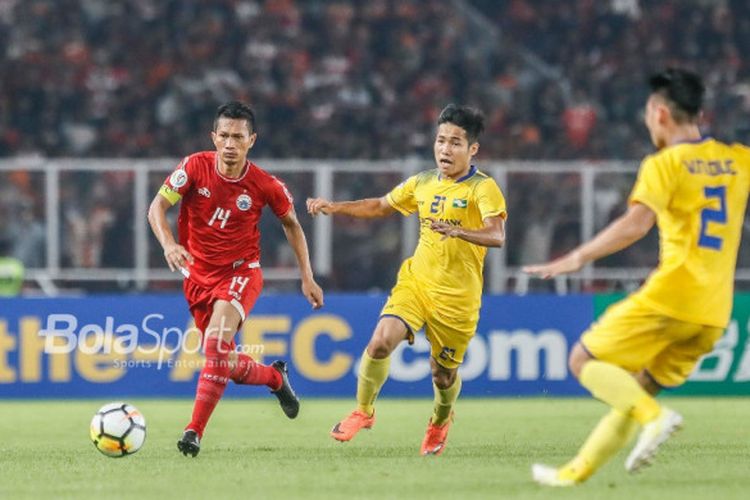 Kapten Persija, Ismed Sofyan, beraksi kontra Song Lam Nghe An pada laga Grup H Piala AFC di Stadion Utama GBK, Rabu (14/3/2018).