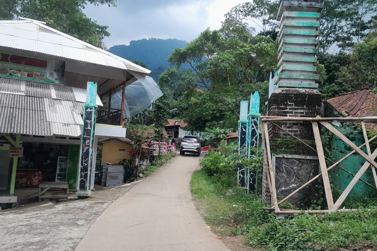 Jalan menuju TPS blankspot di Desa Mekarbuana, Kecamatan Tegalwaru, Karawang, Jawa Barat, Selasa (13/2/2024).