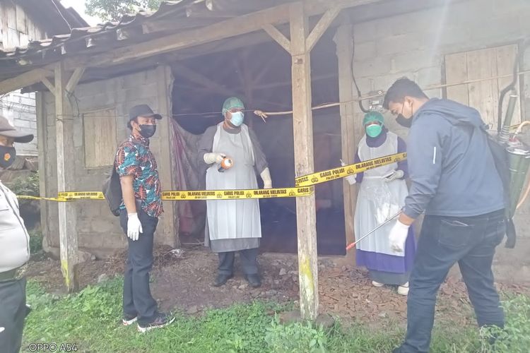 Petugas melakukan identifikasi terhadap jenazah Rusmin yang ditemukan di rumah kosong