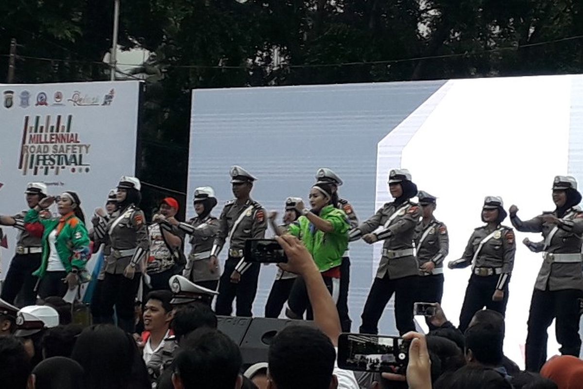 Sejumlah polisi melakukan zumba dengan mendemonstrasikan aman berkendara dalam acara Millennials Road Safety Festival di Bundaran Hotel Indonesia, Jakarta Pusat pada Minggu (20/1/2019).