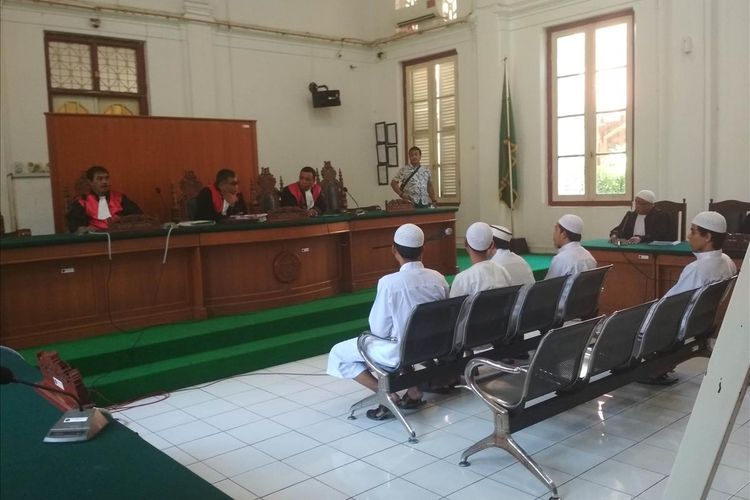 Para pengikut mantan Panglima Laskar Jihad Indonesia Jafar Umar Thalib yang menjadi terdakwa kasus pengrusakan rumah warga di Koya Barat saat menghadiri sidang penundaan di Pengadilan Negeri Makassar, Kamis (4/7/2019).