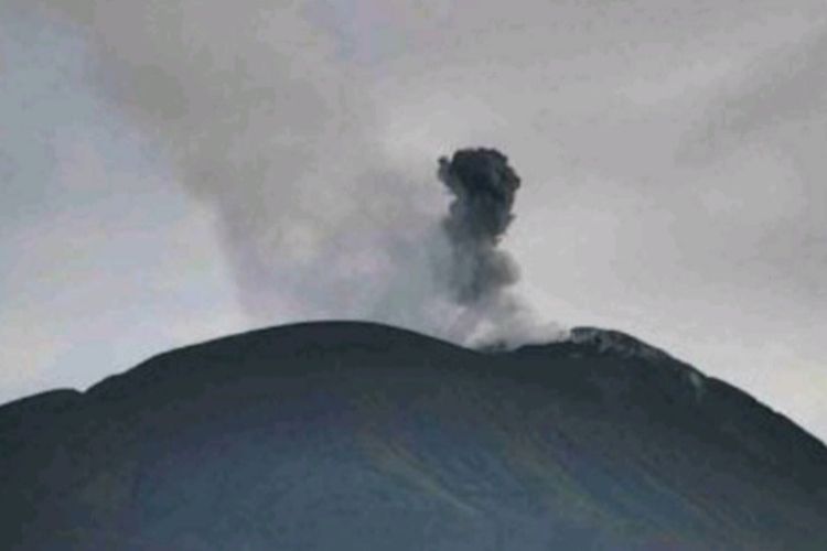 Foto: Gunung api Ile Lewotolok, Kabupaten Lembata, NTT, meletus, Minggu (3/4/2022) siang. 