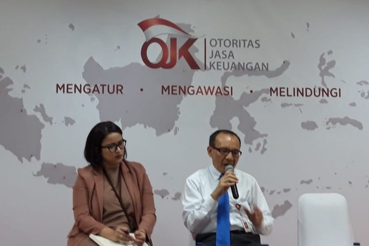 Ketua Satgas Waspada Investasi Tongam L Tobing (kanan) bersama Juru Bicara OJK Sekar Putih Djarot (kiri) di Jakarta.