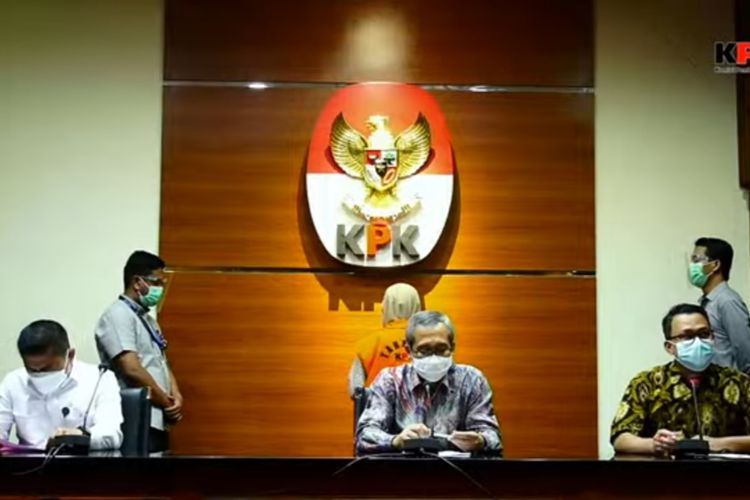 Konferensi pers penahanan Komisaris Utama PT Ametis Indogeo Prakarsa Lissa Rumi Utari sebagai tersangka kasus dugaan korupsi pengadaan Citra Satelit Resolusi Tinggi (CSRT) di Badan Infomasi Geospasial (BIG) bekerjasama dengan Lembaga Penerbangan dan Antariksa Nasional (Lapan), Senin (25/1/2021).