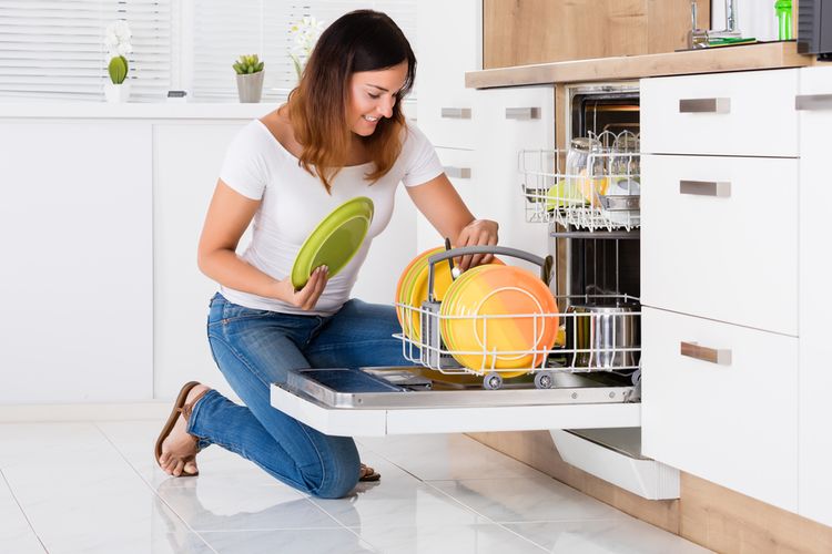 Ilustrasi dishwasher atau mesin pencuci piring.