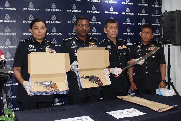 Senjata yang disita Polis Daerah Gombak, Malaysia, setelah baku tembak antara pengungsi Rohingya dengan polisi Malaysia pada Sabtu (23/12/2023).