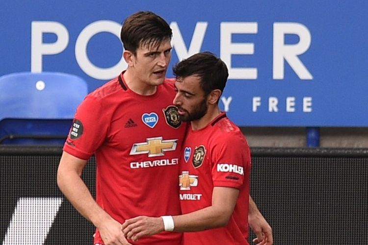 Bruno Fernandes (kanan) merayakan golnya bersama Harry Maguire (kiri) pada laga Leicester vs Man United di Stadion King Power dalam lanjutan pekan ke-38 Premier League, kasta teratas Liga Inggris, Minggu 26 Juli 2020.