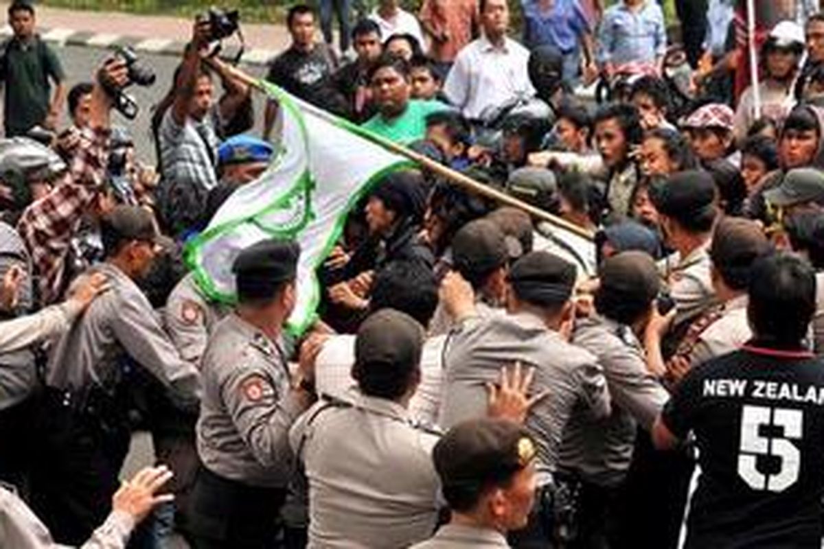 Aksi unjuk rasa mahasiswa menolak kenaikan harga BBM di depan gedung DPRD, Rabu (21/3/2012), berakhir ricuh. Puluhan mahasiswa bentrok dengan polisi yang menghalangi mereka merangsek masuk gedung DPRD Sumut.