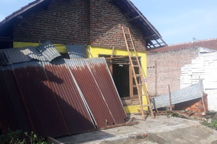 Kondisi salah satu rumah warga di Kecamatan Mojoagung, Kabupaten Jombang, setelah terkena angin kencang yang datang bersamaan dengan turunnya hujan pada Kamis (20/12/2019).