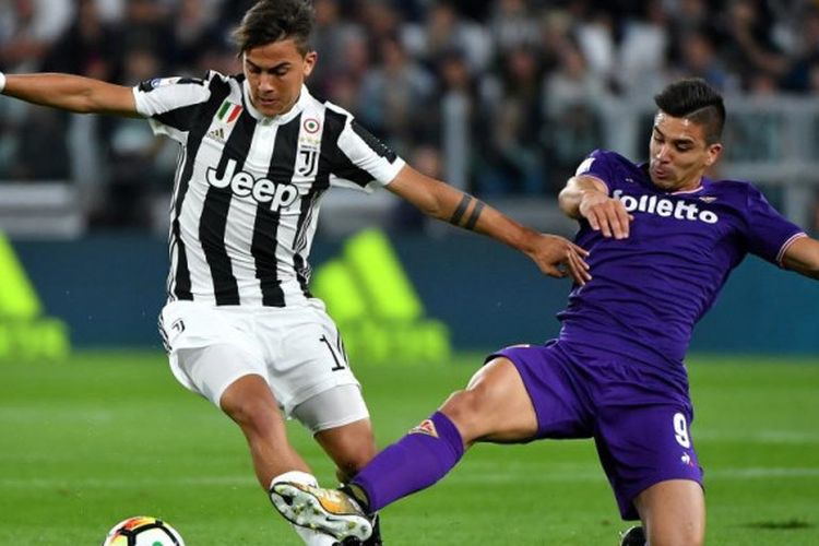 Striker Fiorentina, Giovanni Simeone (kanan), mencoba menghentikan playmaker Juventus, Paulo Dybala, dalam partai Liga Italia di Allianz Stadium Turin, 20 September 2017.