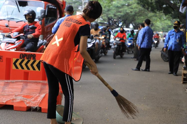 Pelanggar PSBB di Kota Tangerang dikenakan sanksi sosial menyapu jalanan, Senin (18/5/2020)