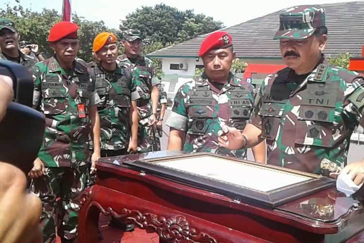 Panglima TNI Marsekal Hadi Tjahjanto di Grup 2 Kopassus Kandang Menjang, Kartasura, Sukoharjo, Jawa Tengah, Selasa (20/3/2018).