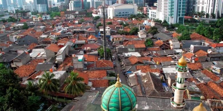 Permukiman padat penduduk yang dikelilingi gedung bertingkat di Kuningan, Jakarta Selatan, Minggu (12/5/2013).