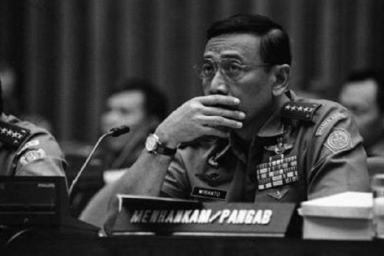 Menhankam/Pangab Jenderal TNI Wiranto saat menghadiri acara Rapat Kerja Khusus dengan Komisi I DPR, hari Jumat (15/5/1998) malam di Jakarta. Rapat kerja dipimpin Ketua Komisi I Ny Aisyah Amini dihadiri seluruh Kepala Staf TNI dan Kapolri serta seluruh pejabat teras Mabes ABRI dan Dephankam. Dalam keterangannya, Menhankam/Pangab mengatakan hasil penelitian sementara tim yang dipimpin Kolonel CPM Hendardji (Komandan Polisi Militer Kodam Jaya) terhadap kasus penembakan mahasiswa Universitas Trisakti Jakarta, salah satu fakta awal yang ditemukan, yakni penembakan dilakukan dengan peluru tajam. 