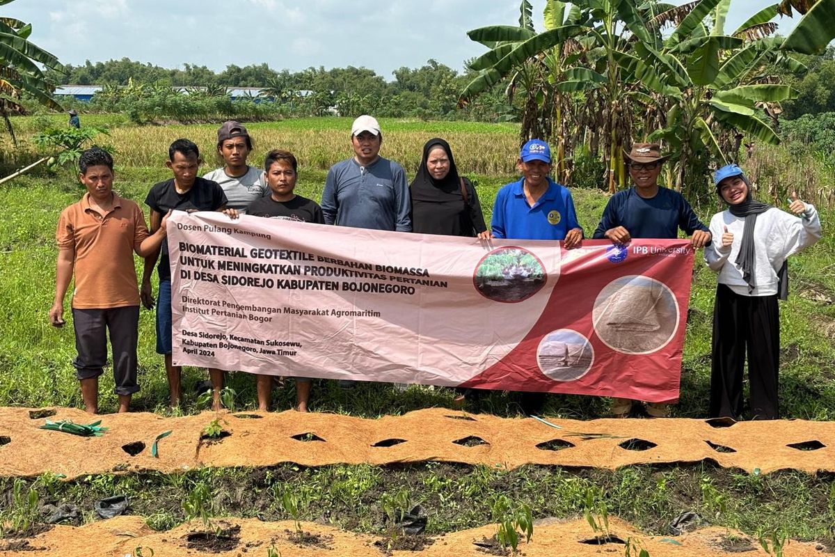 Tim Dosen Departemen Fisika dan Pusat Studi Sawit IPB terdiri dari Dr Siti Nikmatin, Profesor Budi Mulyanto, Rima Adiati, MT, dan Abd Djamil Husin, MSi.