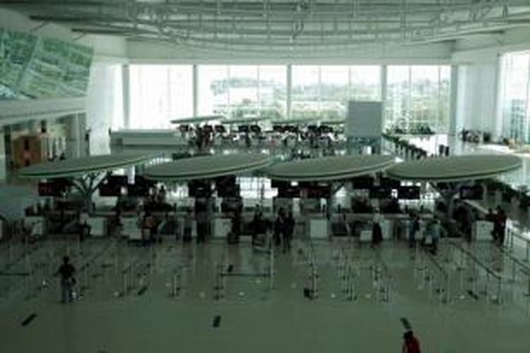 Area check-in counter di terminal baru Bandara Sepinggan Balikpapan, Kalimantan Timur, Rabu (13/8/2014). Terminal yang dibangun dengan investasi sebesar Rp 2 triliun dan memiliki luas 110.000 meter persegi ini mampu menampung 10 juta penumpang per tahun.