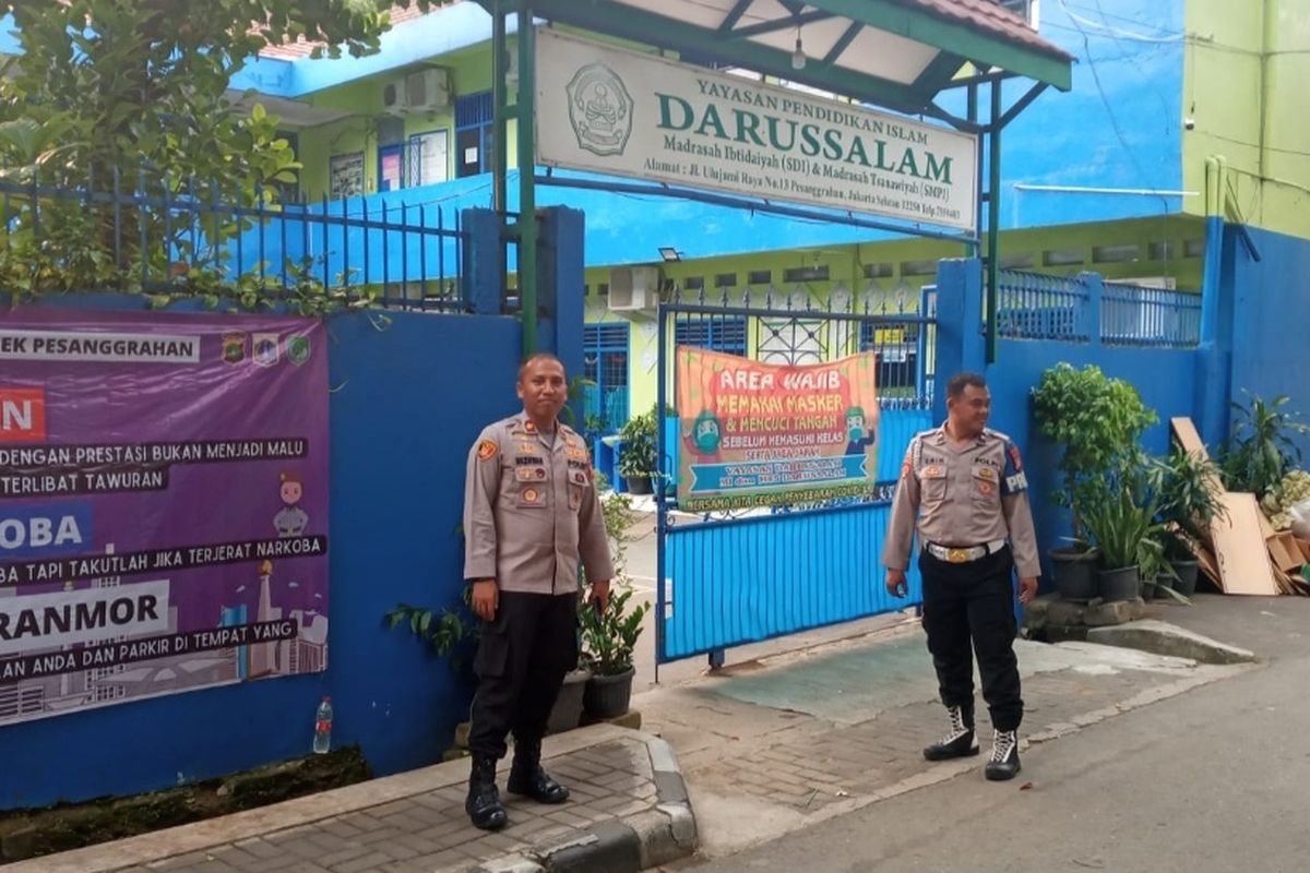 Polisi masih mencari pedagang jajanan spagetti yang diduga menjadi pemicu keracunan 16 siswa Madrasah Tsanawiyah (MTs) di Ulujami, Pesanggrahan, Jakarta Selatan pada Rabu (27/10/2032). 