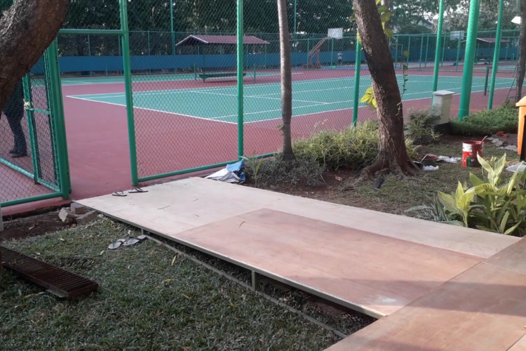 Ramp sementara yang terbuat dari kayu dan besi telah terpasang di venue tenis kursi roda Asian Para Games 2018 di Klub Kelapa Gading, Jakarta Utara, Selasa (25/9/2018).