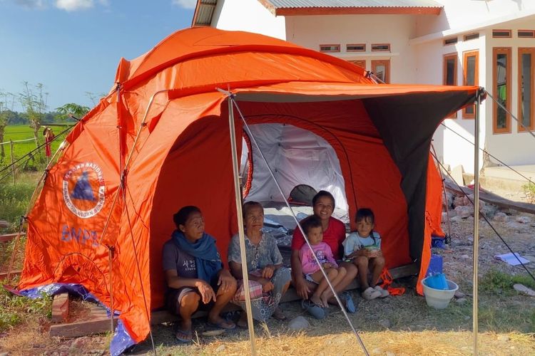 3 Minggu Pascagempa NTT, Nova Masih Tidur di Tenda Depan Rumah