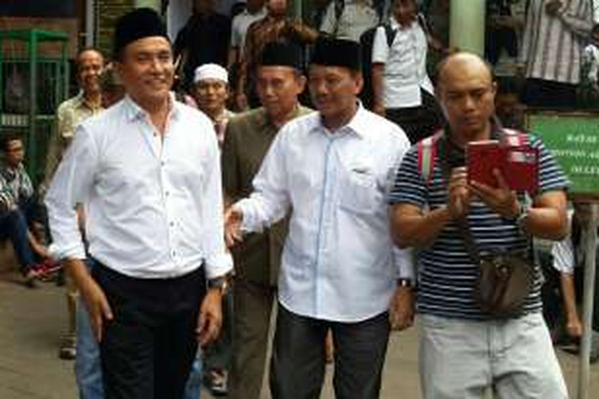 Bakal calon gubernur DKI Jakarta, Yusril Ihza Mahendra (paling kiri) di Universitas Negeri Jakarta, Jakarta Timur, Jumat (18/3/2016).