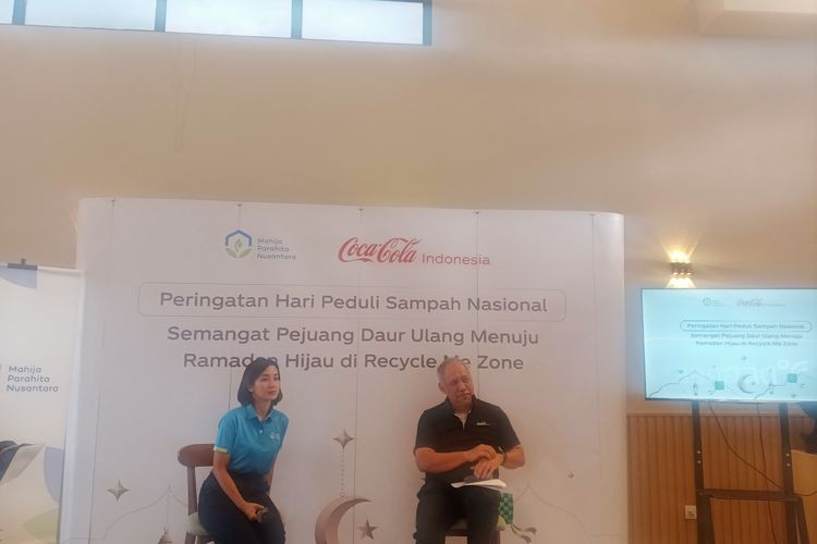 Senior Director Public Affair, Communications, and Sustainability PT Coca-Cola Indonesia, Triyono Prijosoesilo (kanan) dan Chairwoman Mahija Parahita Nusantara Foundation, Ardhina Zaiza (kiri) dalam acara Semangat Daur Ulang Menuju Ramadan Hijau Recycle Me Zone di Jakarta Timur, Jumat (13/2/2026).