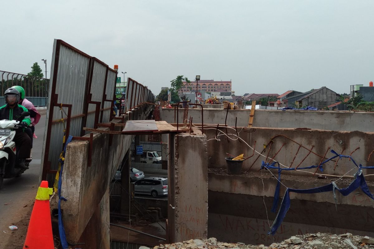 Kondisi jembatan Jatiwaringin, Rabu (15/11/2017). Pihak PUPR Bekasi rencananya akan melakukan pemasangan girder di jembatan tersebut, namun prosesnya ditunda sampai ada kajian keamanan.