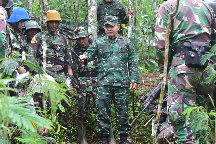 Mayor Jenderal TNI Dudung Abdurachman di tengah-tengah mengajar menembak para taruna Akmil, Agustus 2019. 