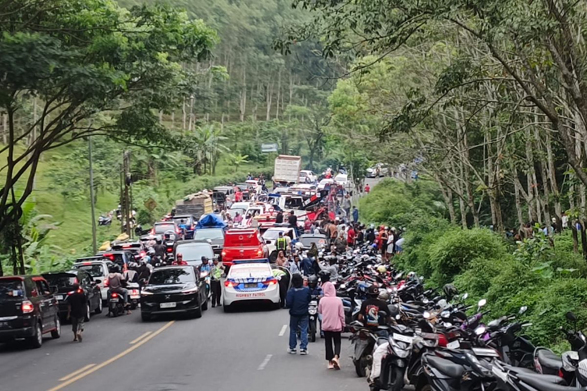 Proses evakuasi truk masuk jurang memacetkan jalan Ambarawa-Yogya