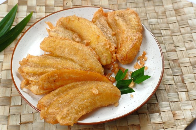 Pisang goreng merupakan camilan pagi favorit keluarga Indonesia, lebih nikmat ditambah topping susu kental manis dan disajikan saat hangat