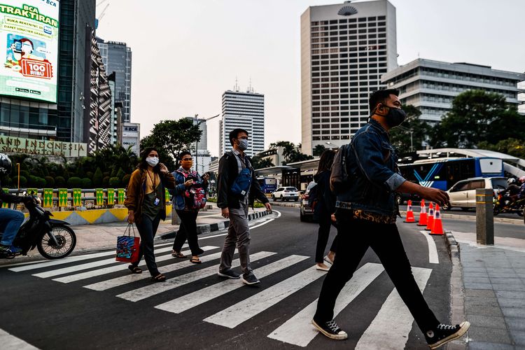 Sejumlah pekerja menggunakan masker berjalan kaki setelah meninggalkan perkantorannya di Jakarta, Rabu (29/7/2020). Klaster perkantoran penularan Covid-19 di Jakarta kini menjadi sorotan. Data resmi hingga Selasa (28/7/2020) kemarin, ada 440 karyawan di 68 perkantoran di Ibu Kota yang terinfeksi virus corona.