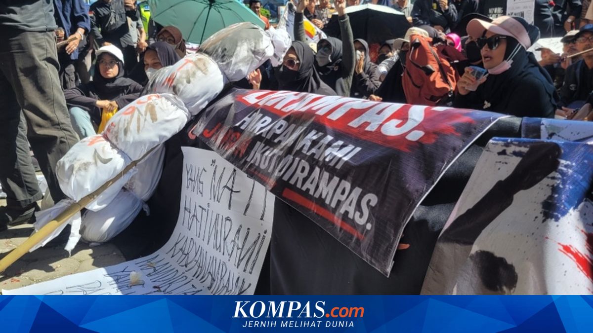 Seratusan Pensiunan Korban Investasi Bodong Geruduk Lagi Kantor Cabang Pelat Merah di Purwokerto, Kali Ini Bawa Keranda Mayat