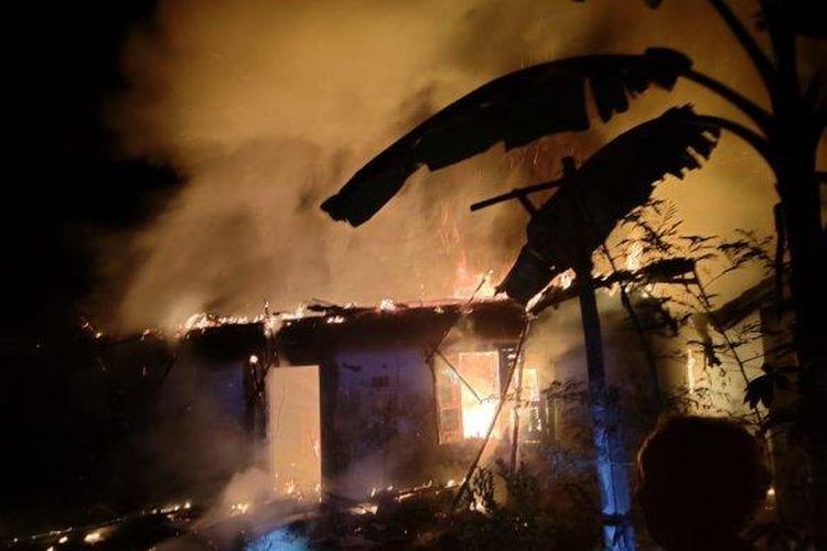 Kebakaran rumah milik Jumiati (43) di Desa Boro, Kecamatan Selorejo, Kabupaten Blitar, Minggu (6/8) dini hari
