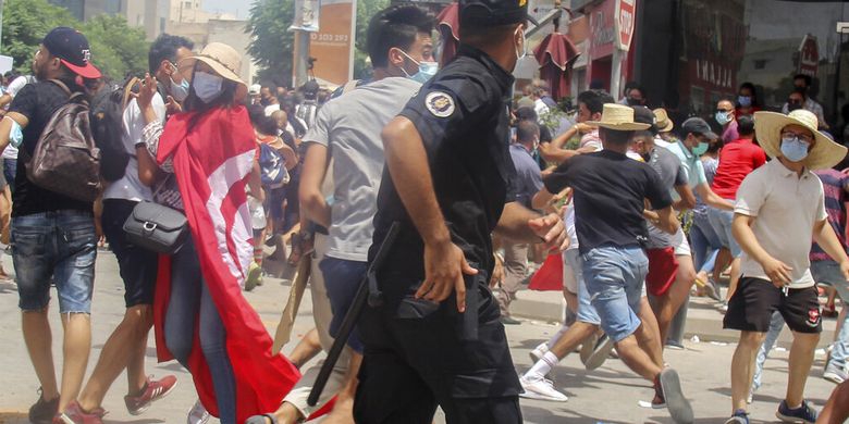 Presiden Tunisia Dituding Lakukan Kudeta, Kepung Gedung Parlemen dengan Kendaraan Militer - Vimarsana News