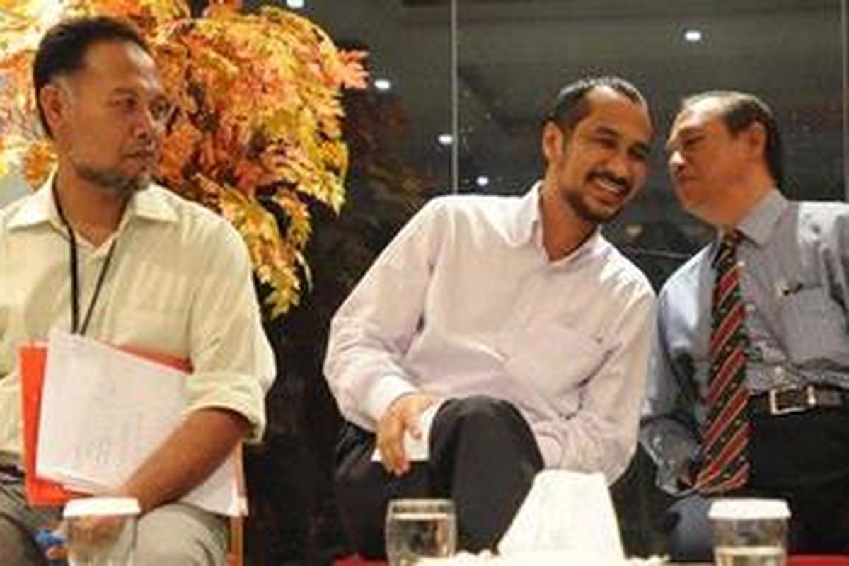 Pimpinan Komisi Pemberantasan Korupsi (KPK), (kiri ke kanan), Bambang Widjojanto, Abraham Samad, dan Busyro Muqoddas menjawab pertanyaan wartawan saat temu media di Gedung KPK, Jakarta, Kamis (15/3/2012). 