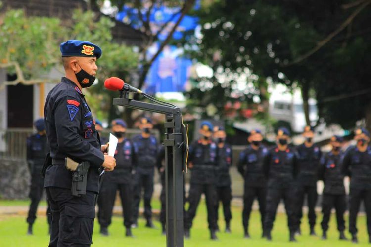 Komandan Satuan Brimob Polda Maluku, Kombes Pol M. Guntur saat melepas 100 personel Brimob Polda Maluku ke Jakarta, Pelepasan personel brimob ini berlangsung di markas brimob Polda Maluku, Kamis (17/12/2020)