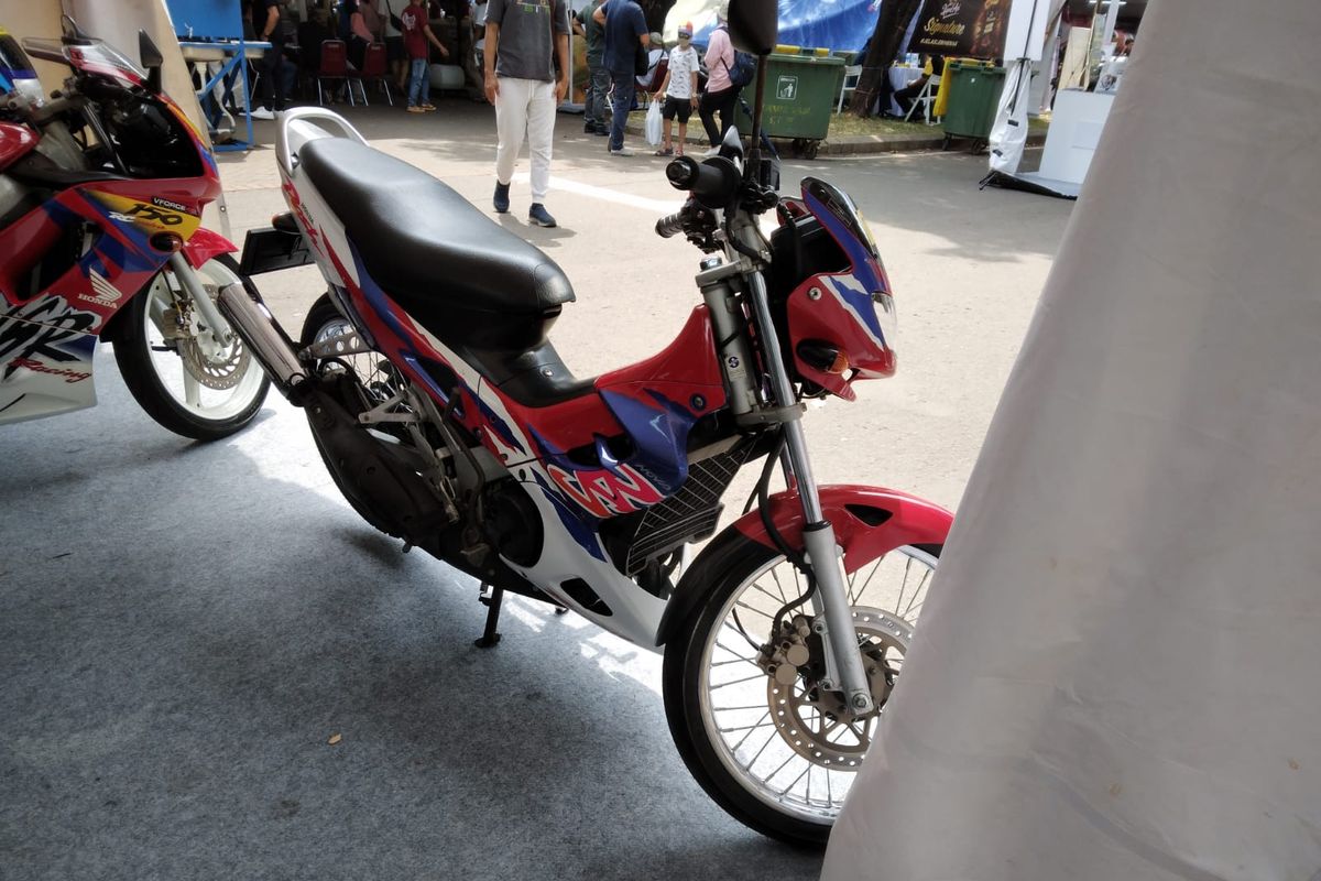 Indigo Auto membawa beragam jajaran sepeda motor koleksi di Otobursa Tumplek Blek 2022. Salah satu yang menyedot perhatian ialah motor ayam jago Honda Nova Dash produksi tahun 2001.