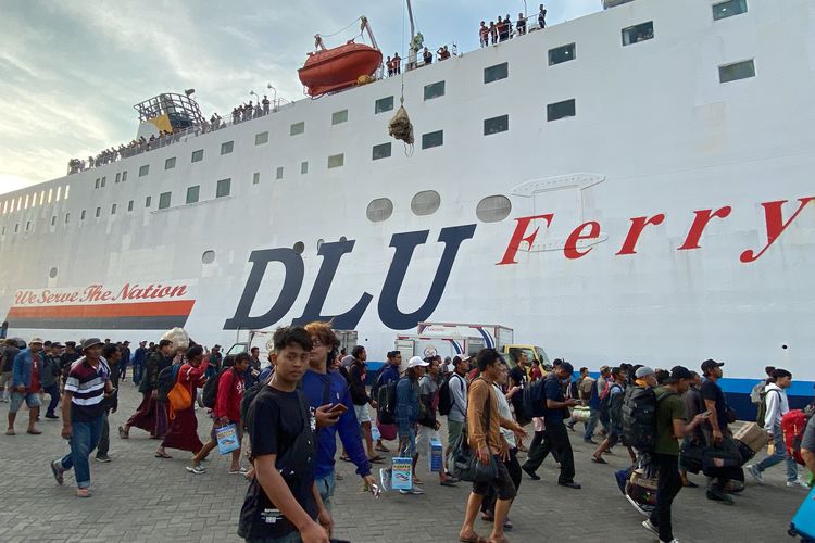 Para pemudik menggunakan kapal tiba di Pelabuhan Tanjung Perak Surabaya, Senin (15/4/2024).
