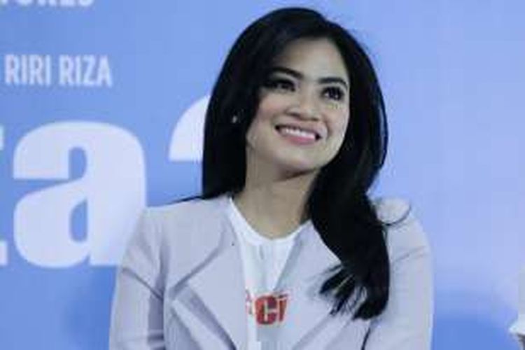 Titi Kamal pemain film Ada Apa Dengan Cinta 2 saat konferensi pers di Jakarta, Senin (25/4/2016). Film drama romantis arahan sutradara Riri Riza ini mulai ditayangkan di bioskop 28 April 2016.