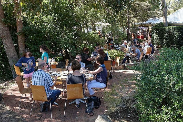 Suasana makan siang di halaman Lamonts Winery yang rindang.