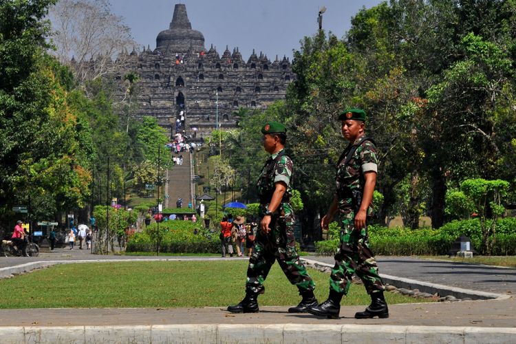 Prajurit TNI berpatroli mengamankan kawasan Taman Wisata Candi (TWC) Borobudur, Magelang, Jawa Tengah, Kamis (7/9). Pihak TWC Borobudur bersama aparat gabungan TNI dan Polri meningkatkan pengamanan candi Borobudur terkait rencana massa yang akan menggelar aksi solidaritas Rohingya di kawasan candi terbesar di dunia tersebut. ANTARA FOTO/Anis Efizudin/aww/17.